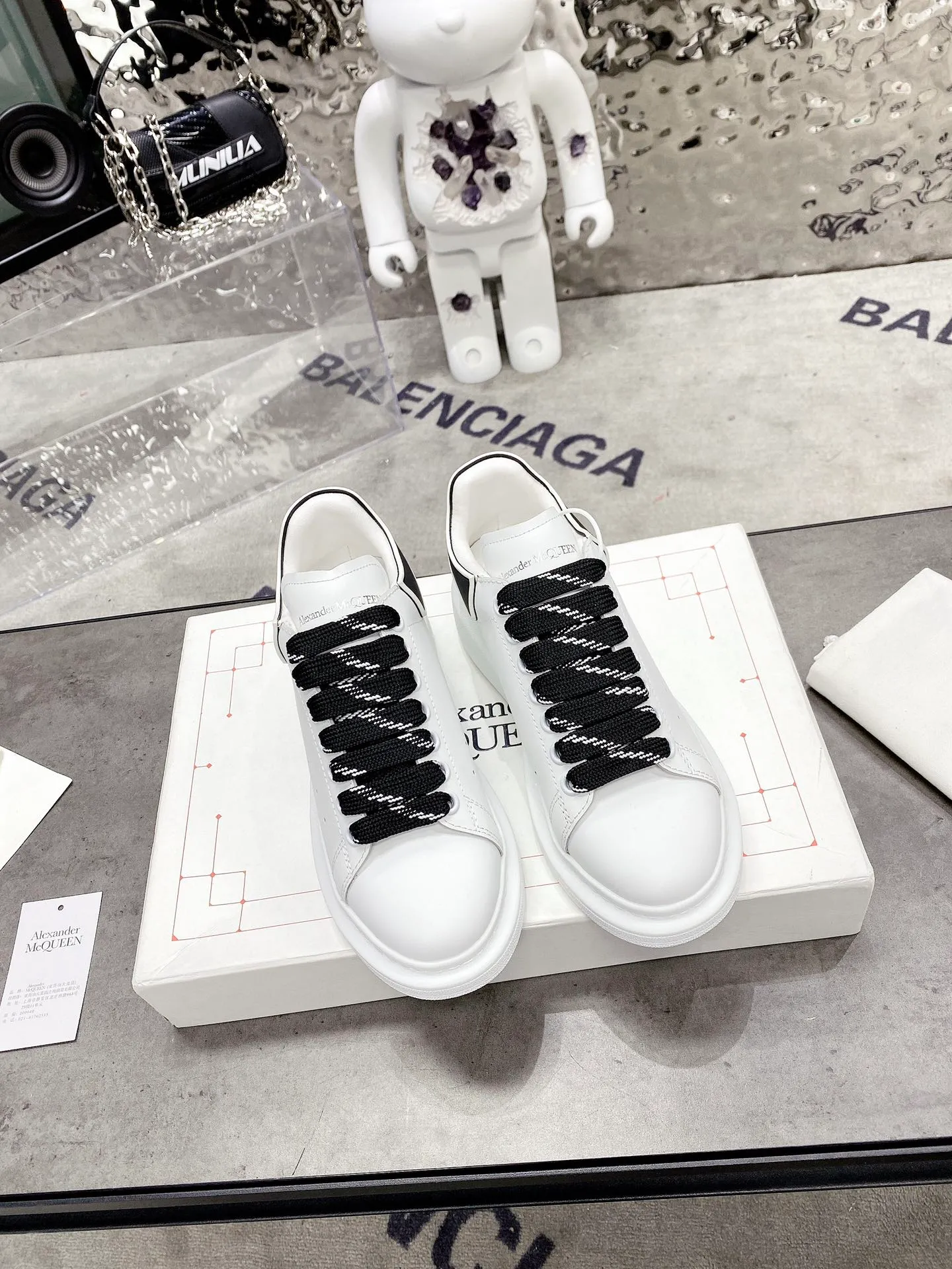 👟👟Ex-factory price 480👟👟 Women's shoe factory McQueen's latest original version developed this year will definitely bring you the most cost-effective ALEXANDER MCQUEEN classic in the market. If you don't have the confidence to improve the quality, there is really no need to put it on the table🔙.  Purchased original version from HK counter, various demolitions.  All kinds of open touch💥All kinds of K are welcome.  (Anyone who has the original version at the stall is welcome🆚) The thick sole perfectly increases the elongated visual effect. The most perfect proportion of the shoe body is this last shape. The logo font on the rear tail is printed in small fonts. The foot logo is made of genuine leather air-pressed and colorless process. We will always update the color according to the counter. 🔘Upper: Genuine customized silk cowhide 🔘Inner: original water-dyed sheep leather 🔘Sole: exclusive molding TU➕U vacuum 🔘Shoe tail: Thermal transfer printing technology 🔘Size for women: 34-41 for men: 38-46